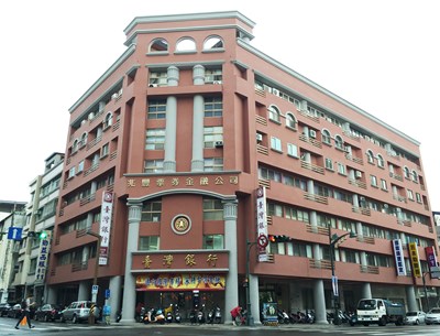 老屋換新裝 中市首例申請都更整建維護補助大樓完工