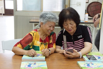 市民免費電腦課程至關懷據點開課 阿公阿嬤也能滑3C