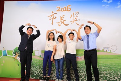 屯區、市區畢業生市長獎合影 林市長：努力做好市政 讓大家以市長獎為榮