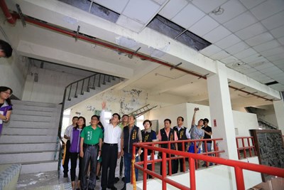 會勘永寧國小活動中心 林市長允編4500萬重建