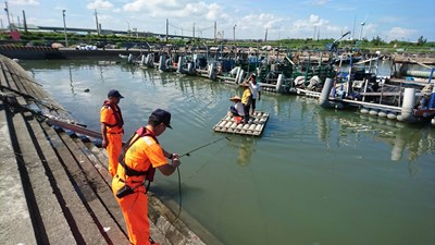 民眾受困沙洲  消防、海巡、漁民合力救出