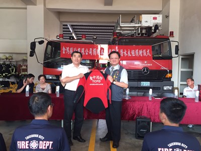 金鴻公司捐贈半乾式潛水衣25組 中市消防員獲救災利器