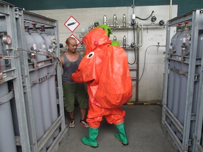 消防局化學工廠搶救演練 模擬四氯化碳洩漏應變