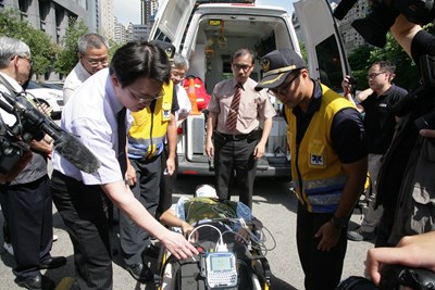 把握黃金搶救時間 糕餅公會捐贈12導程心電圖