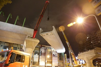 中市捷運綠線最後吊梁作業    全線高架橋工程串連完畢