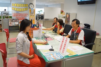 便利孕婦及攜帶嬰幼兒民眾洽公 法制局設優先服務窗口 
