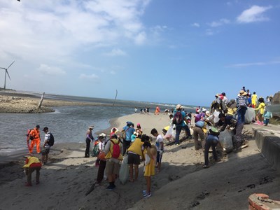 中市府響應淨灘活動   清出1530公斤垃圾、200公斤資源回收物