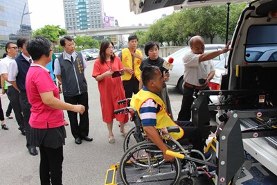 義愛文化培育協會捐復康巴士 中市府社會局感謝愛心