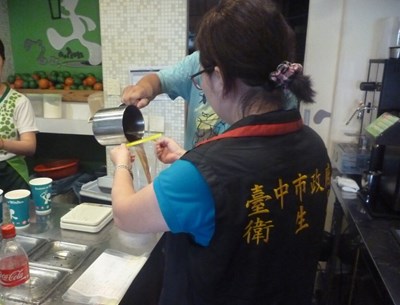 衛生局抽驗手搖飲料店 2件複驗不合格 均依法開罰