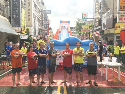 急速滑水道現身台中市 天津路曬衣節清涼開賣