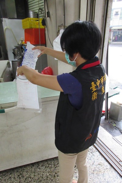 中市府抽驗食用冰塊與冰棒40件 複驗7件不合格依規裁罰