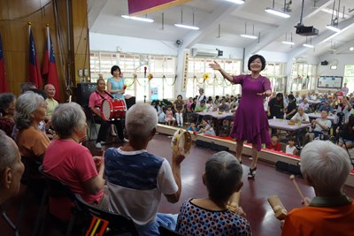 弱勢家庭學童為仁愛之家長輩集訓演出 音樂與歌聲展成果