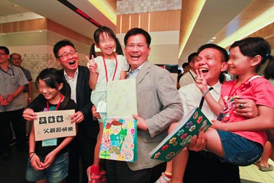 林市長化身「林爸爸」 與安置兒少慶祝父親節