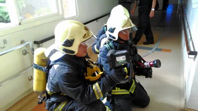 提升安養中心防救災能力    消防局仁愛之家辦理火災搶救演練