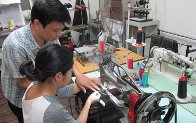 老舊包包先別丟！ 中市府維修講堂再創舊包新生命