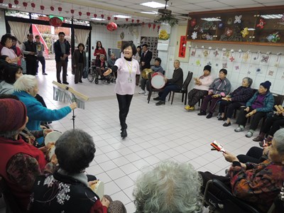 中市仁愛之家「動齡樂團」用音樂與長輩互動