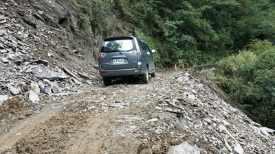 和平區梨山林道巷落石 暫搶通單線道供受困民眾通行