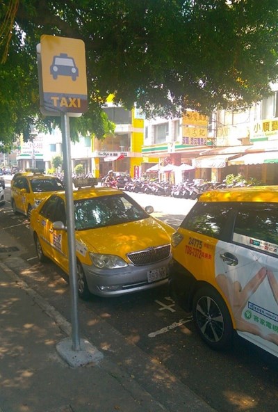 中市更新計程車招呼站牌面 辨識度更高