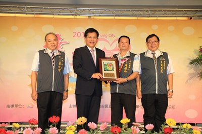 里鄰長及民政人員表揚  林市長攜民政局長、區長鞠躬感謝