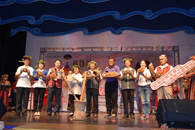 警察機關原住民同仁親子活動 張副市長戴花圈跳排灣族四步舞