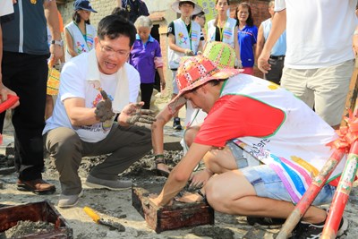 國際青年志工營前進南簡社區  林市長與志工做土磚  體驗農村生活