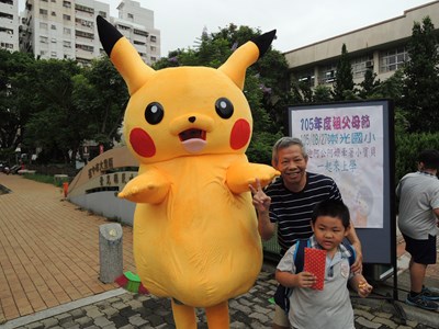 中市小學秀創意 教師扮寶可夢陪學童迎開學