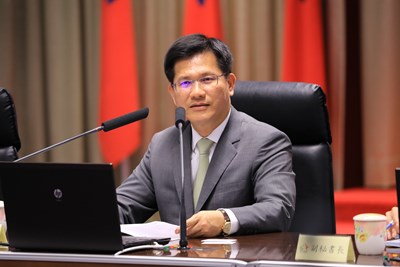 台灣大道交叉路口大型違規廣告物 市府11月啟動查報拆除