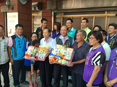 照顧受關懷家庭 南屯公所與萬和宮發放360份物資