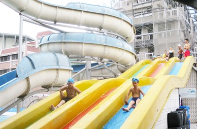 中市府稽查泳池滑水道 要求違規業者改善並追蹤複檢