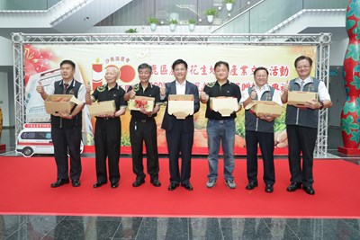 沙鹿區農會百週年慶 推廣紅土番薯並捐救護車回饋地方