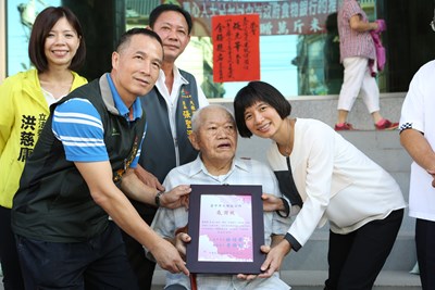 響應台中市愛心食物銀行 93歲廖老先生捐萬斤米