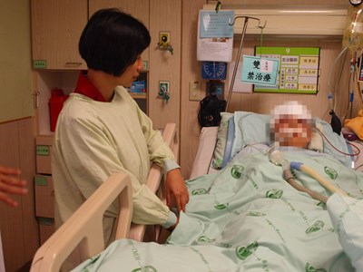 【梅姬颱風】林副市長探視李方艾美酒店大樓鷹架倒塌傷患 衛生、社會局全力協助