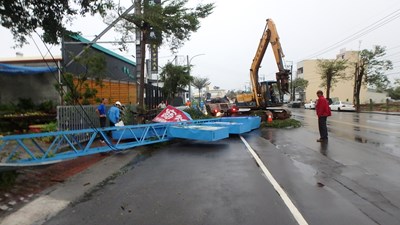 【梅姬颱風】梅姬颱風造成危險廣告物 都發局加速排除
