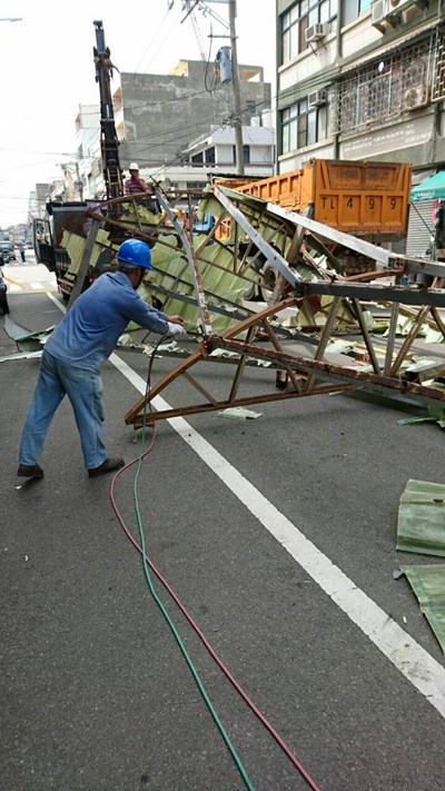 【梅姬颱風】中市千餘件招牌圍籬倒塌    都發局加速處理