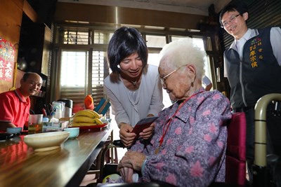 林副市長致贈重陽禮關懷長輩 祝福中市長者健康樂活