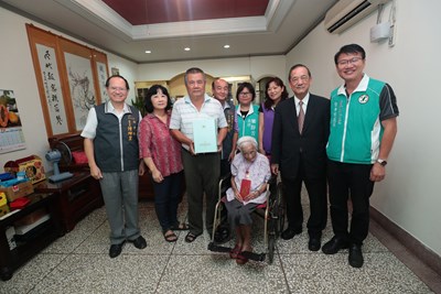 林副市長訪百歲人瑞 贈重陽禮祝賀高壽又幸福