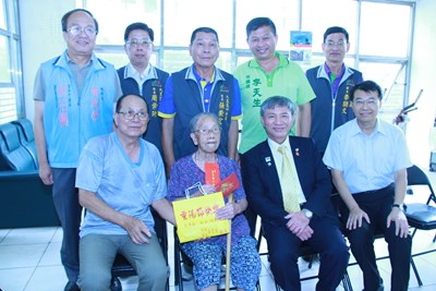 張副市長訪百歲人瑞 贈重陽禮祝賀身體健康