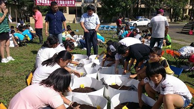 食農教育從小紮根    學童體驗種菜樂趣