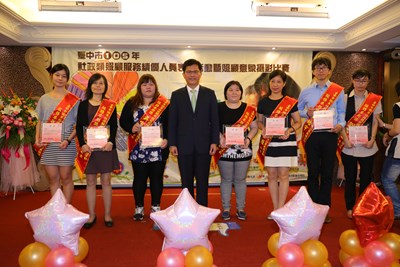 感謝照顧員奉獻精神 林市長親頒獎給績優人員