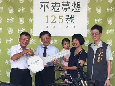 「不老騎士」阿桐伯子捐環島圓夢機車 成「不老夢想125號」鎮館之寶