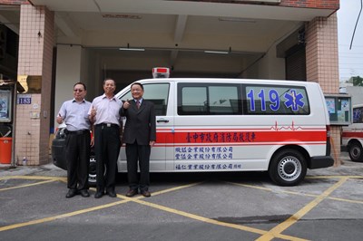 龍井分隊救護車用8年影響效率 福仁實業董事長林丙丁捐車造福地方