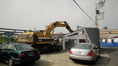 東億紙廠廠外違建逾期未完成自行拆除 中市府明將強制拆除