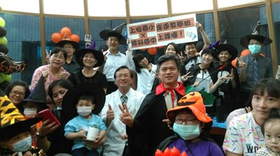 中市教育局長率床邊教學老師大變裝 陪病童歡樂過萬聖節