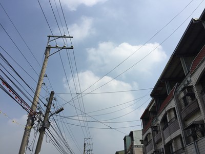 改善路燈電桿附掛纜線凌亂「蜘蛛網」 中市府明年起限期業者改善並開罰