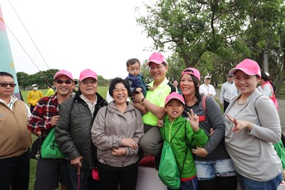 勞資休閒健走 近200個三代同堂家庭同享天倫之樂