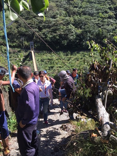 梅姬颱風造成環山部落吊橋損壞 水利局修建臨時便道助居民通行