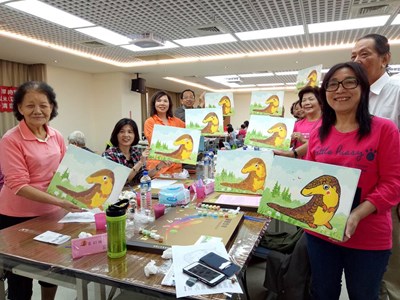 關懷長者 中市府邀老中青三代彩繪南屯吉祥物「咖咖」