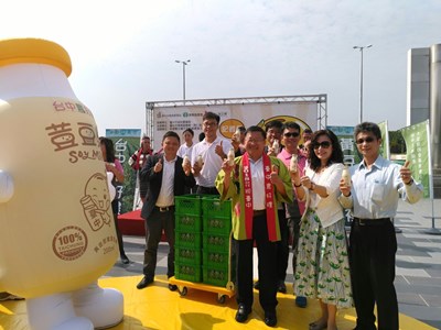 推廣非基改大豆 中市府號召500人「快閃喝豆漿」創意行銷