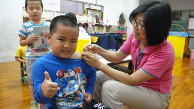 中市256家幼兒園到校接種 預防流感家長免奔波