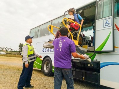大型復康巴士到新社  身心障礙市民交通無礙賞花海